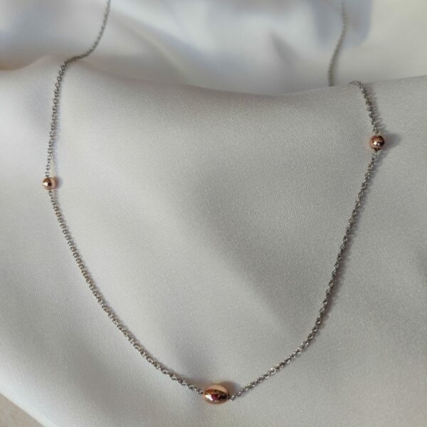 Collana catena fine con inserti a Chicco e Sfere in argento rodiato rosa