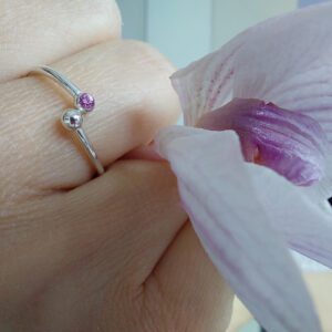 Anello Due in argento rodiato con zircone rosa - immagine 3