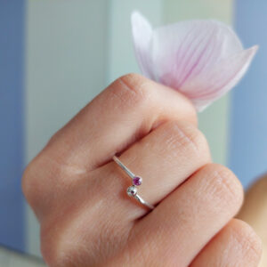 Anello Due in argento rodiato con zircone rosa - immagine 2